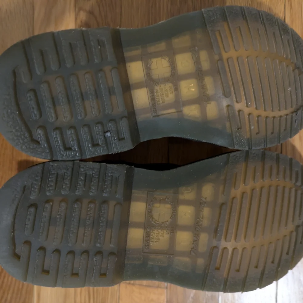 Dr. Martens 2976 Smooth Leather Chelsea Boots, Size 6 Womens - Picture 7 of 7